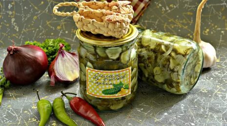 Салат из огурцов с луком на зиму – рецепт приготовления